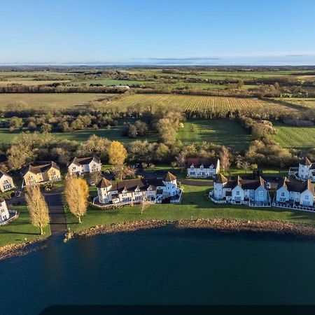 Liming Lodge - Lakeside Home In The Cotswolds South Cerney Exterior photo