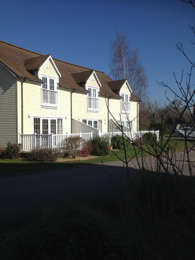 Liming Lodge - Lakeside Home In The Cotswolds South Cerney Exterior photo