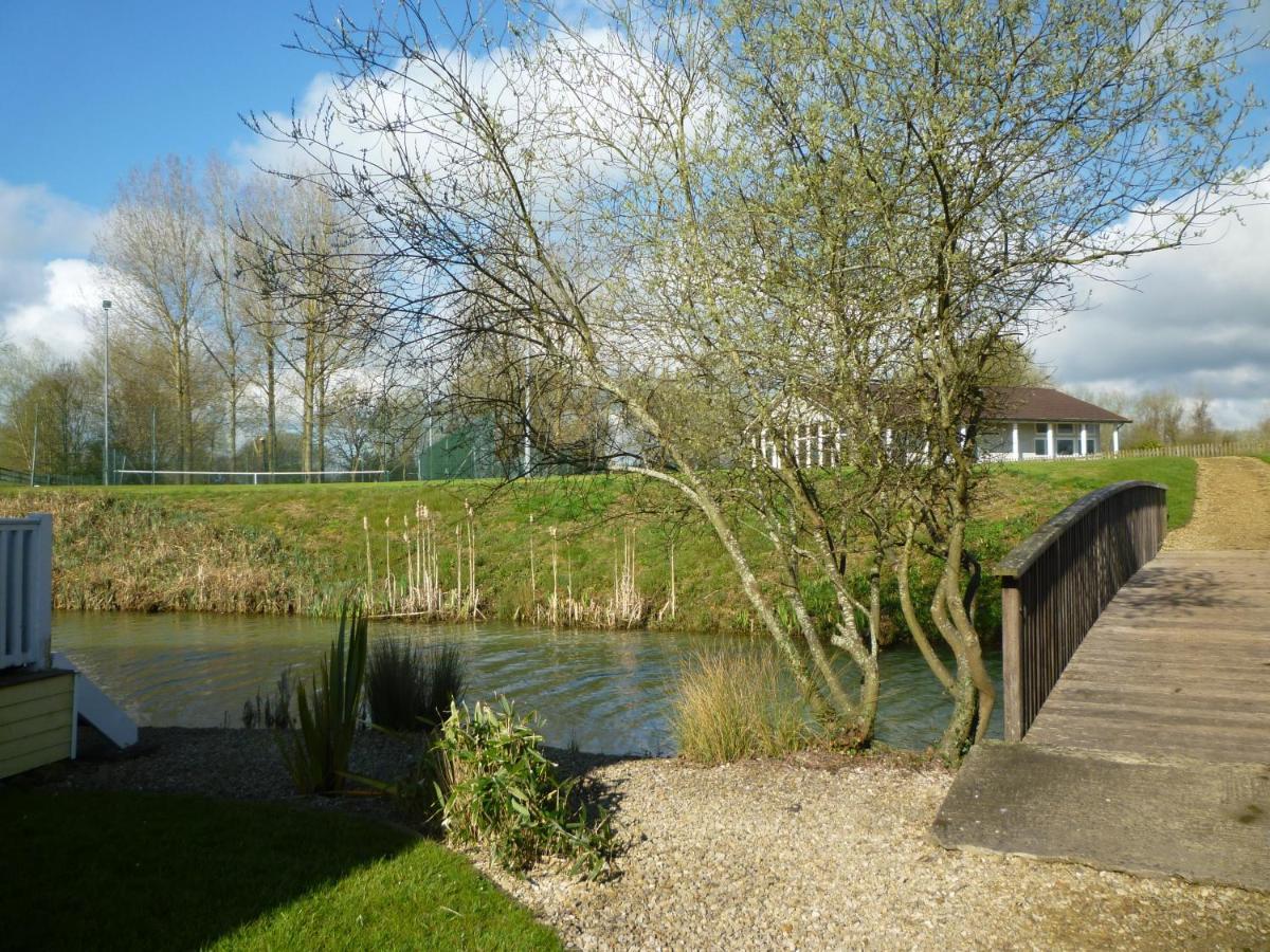Liming Lodge - Lakeside Home In The Cotswolds South Cerney Exterior photo