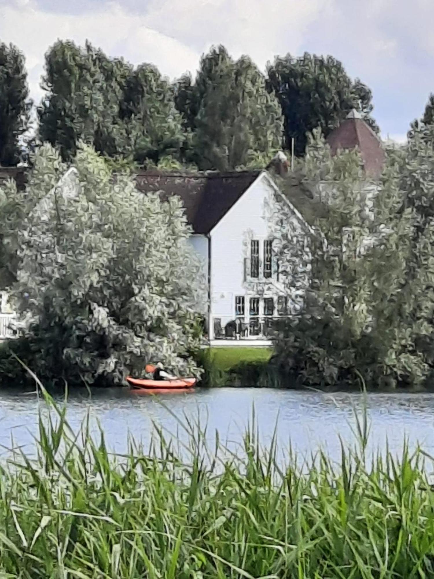 Liming Lodge - Lakeside Home In The Cotswolds South Cerney Exterior photo